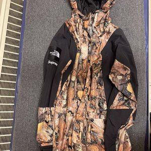 Supreme X The North Face Leaves Mountain Light Jacket. Large.